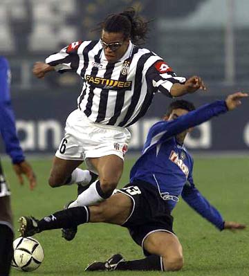 男子冰壶奥运落选赛：中国5-2菲律宾，豪取三连胜！稳居榜首（男子冰壶奥运资格赛：中国5比2胜菲律宾，豪取三连胜领跑积分榜）